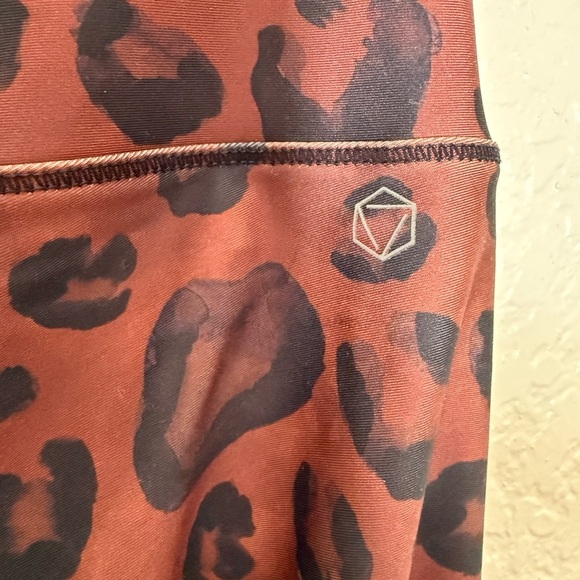 AR 33 Leopard Print Leggings - Picture 4 of 5